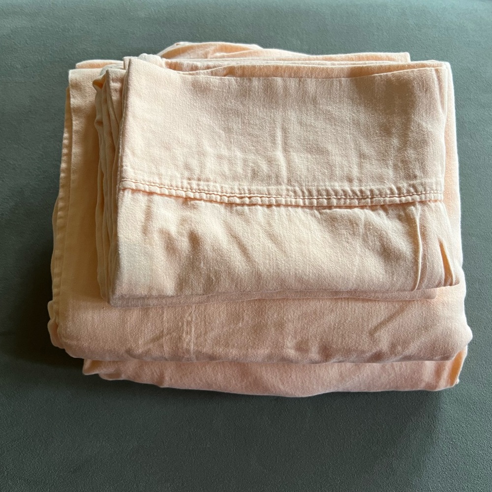 Like new 100% Bamboo Queen Sheet Set Peach